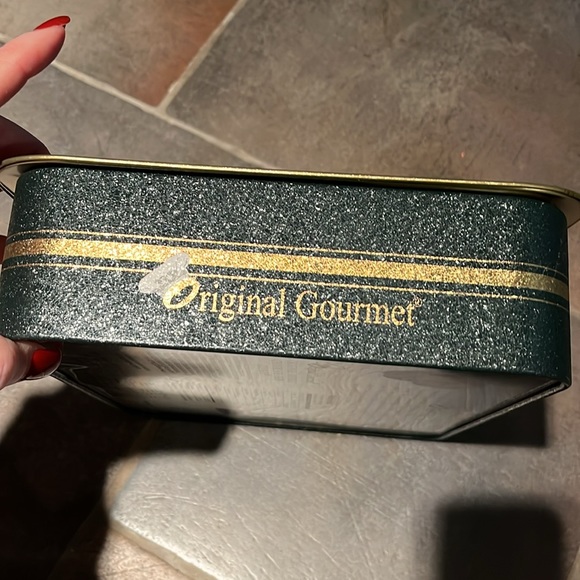 Terry Redlin Christmas tin 12” x 9” cookie tin empty - Picture 5 of 9